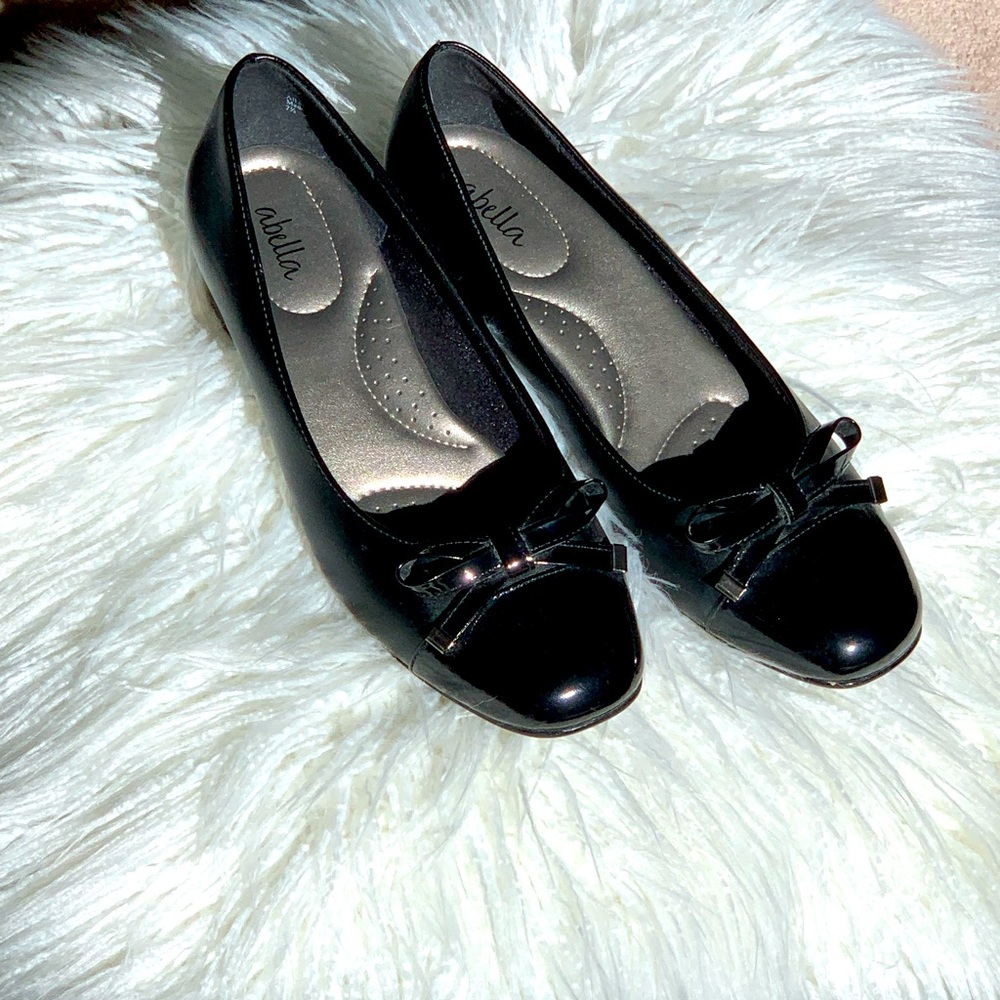 Abella Women's black flat shoe with patent tip size 7 1/2; 1 1/2 inch heels